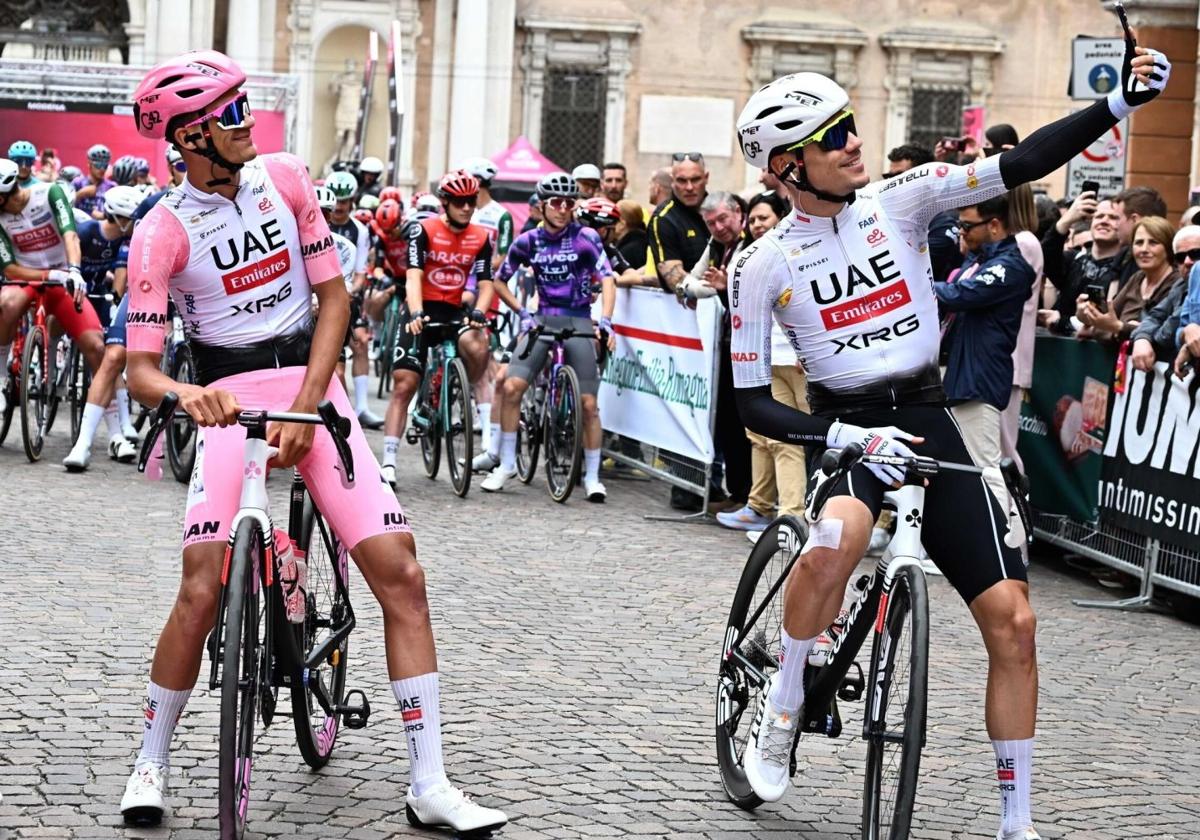 Juan Ayuso se hace un selfie con Isaac del Toro en el último Giro de Italia.